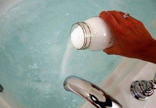 Bain chaud avec du soda pour l'agrandissement du pénis