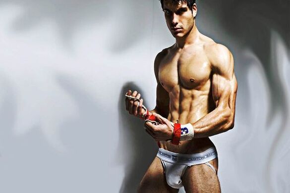 homme sexy qui a agrandi son pénis rapidement